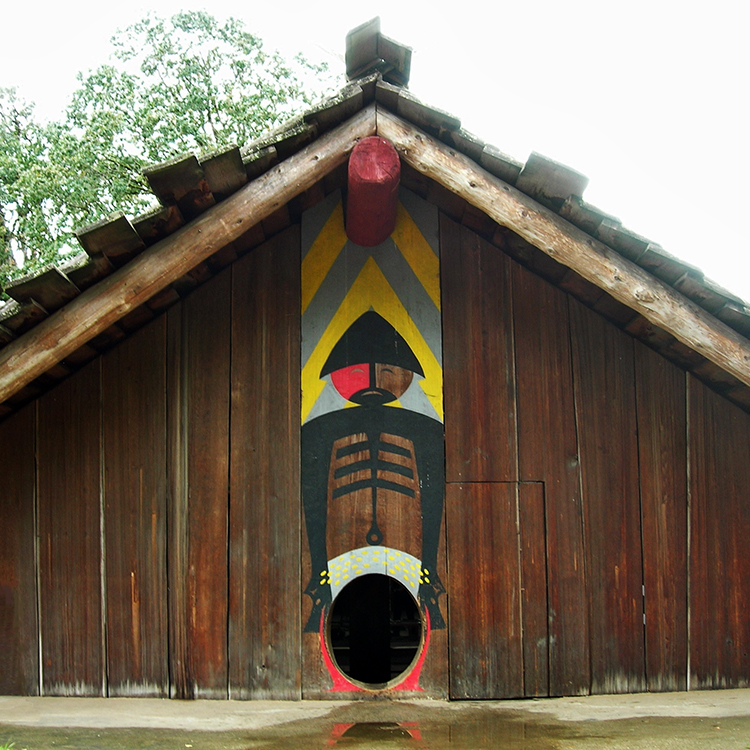 Chinook plankhouse entry